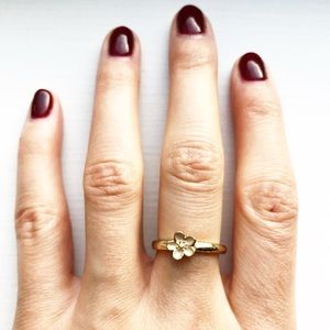 Chic thin gold & ivory enamel flower ring